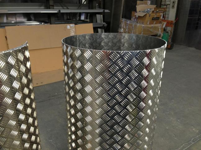 Riffelbleche aus Aluminium rundgerollt als Säulenverkleidung
